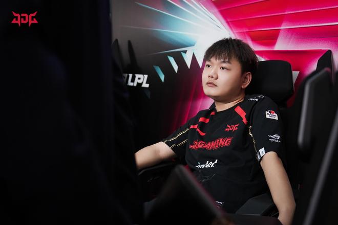 他凭借其全 他凭借其全