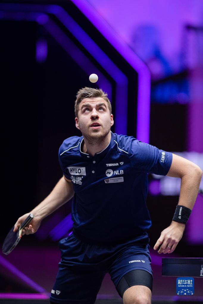 他凭借自己 他凭借自己